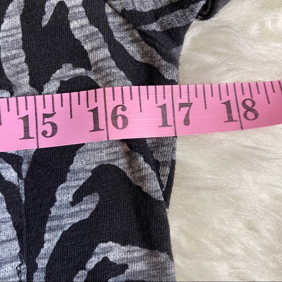 🔥SOLD🔥 Zebra Striped T-Shirt Black Gray Large - Picture 15 of 16